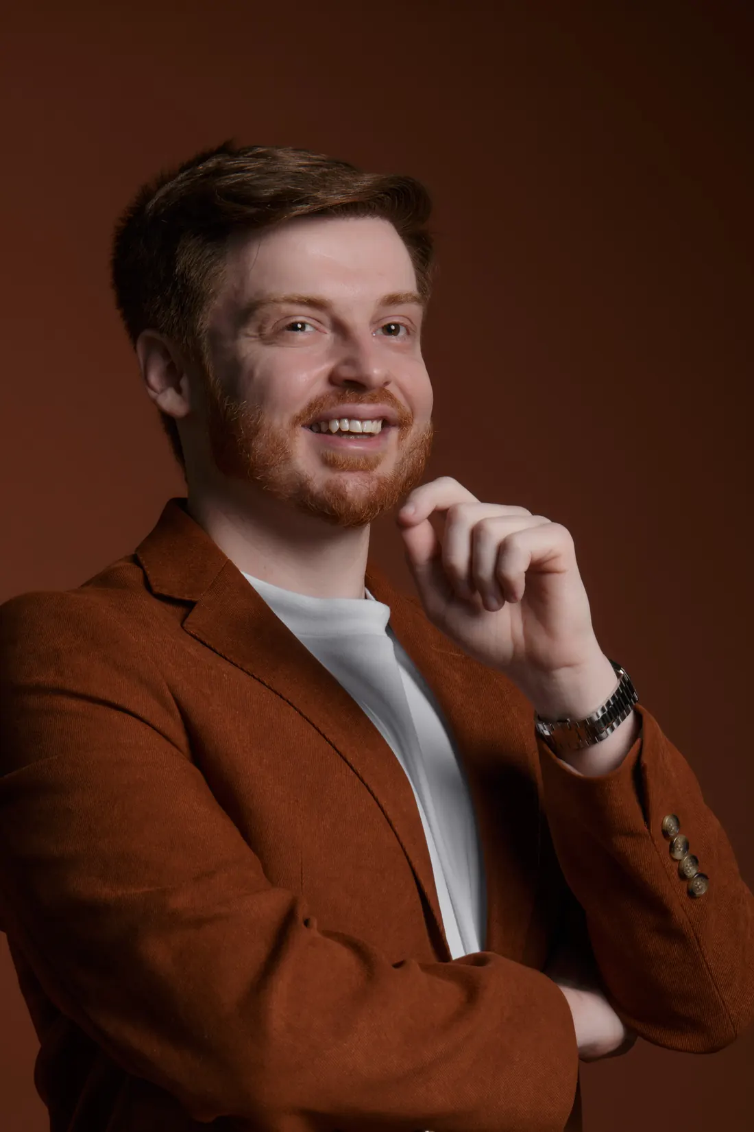 Dr. Murari sorrindo, de blazer terracota