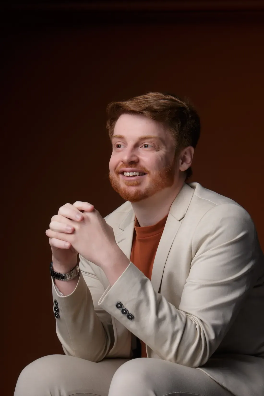 Dr. Murari sorrindo, de blazer claro